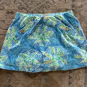 Super soft Lilly Pulitzer Skort size small excellent condition & no wear marks.